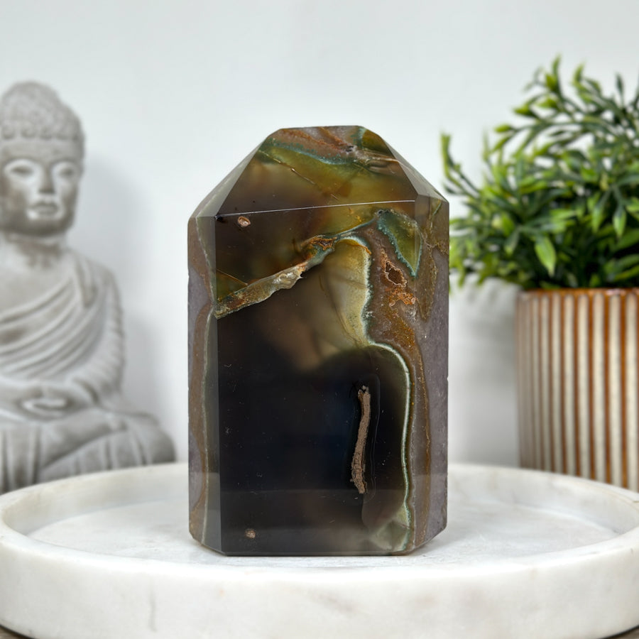 Amethyst-Achat-Obelisk mit klarer Mineralbänderung