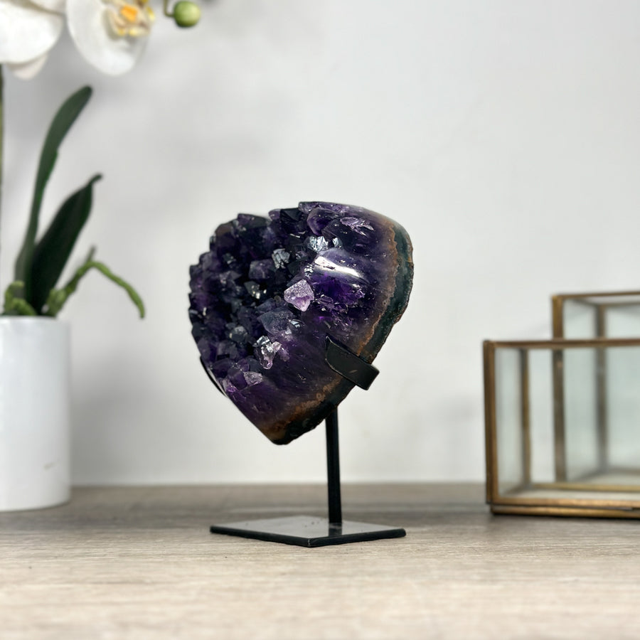 Amethyst-Herz mit tiefvioletter, intensiv schimmernder Kristallstruktur