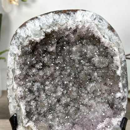 Quarz-Geode mit funkelnder Kristallstruktur