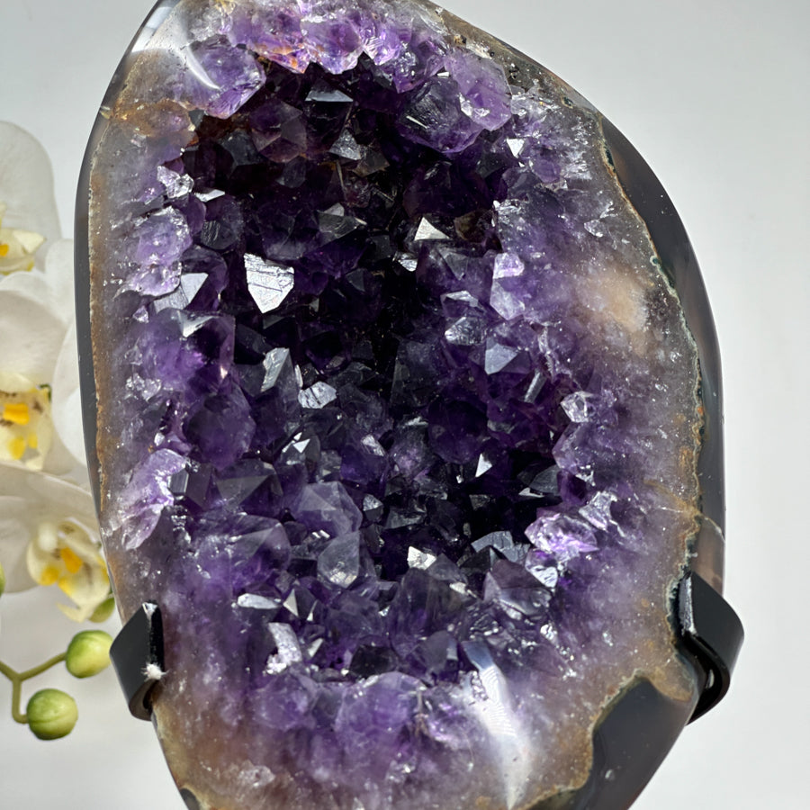 Amethyst-Geode mit Achat-Schale und strukturierter Kristallkammer