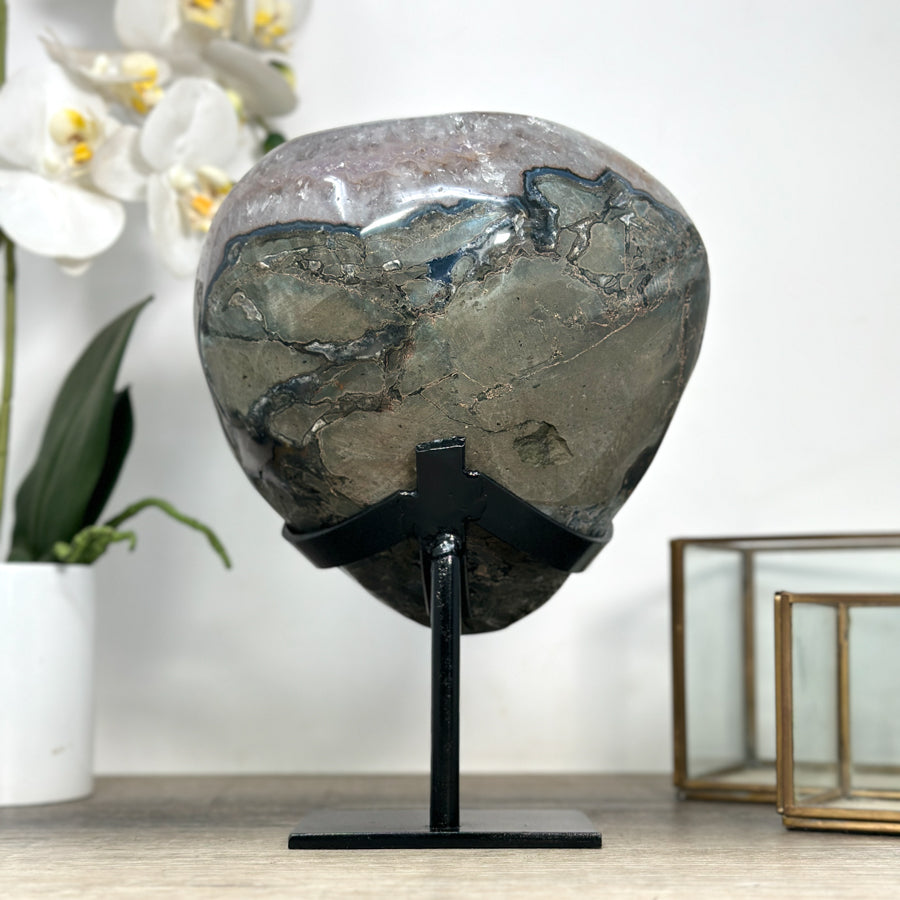 Amethyst-Kristallformation mit breit gefächerter Kristalllandschaft, in hochwertiger Naturqualität