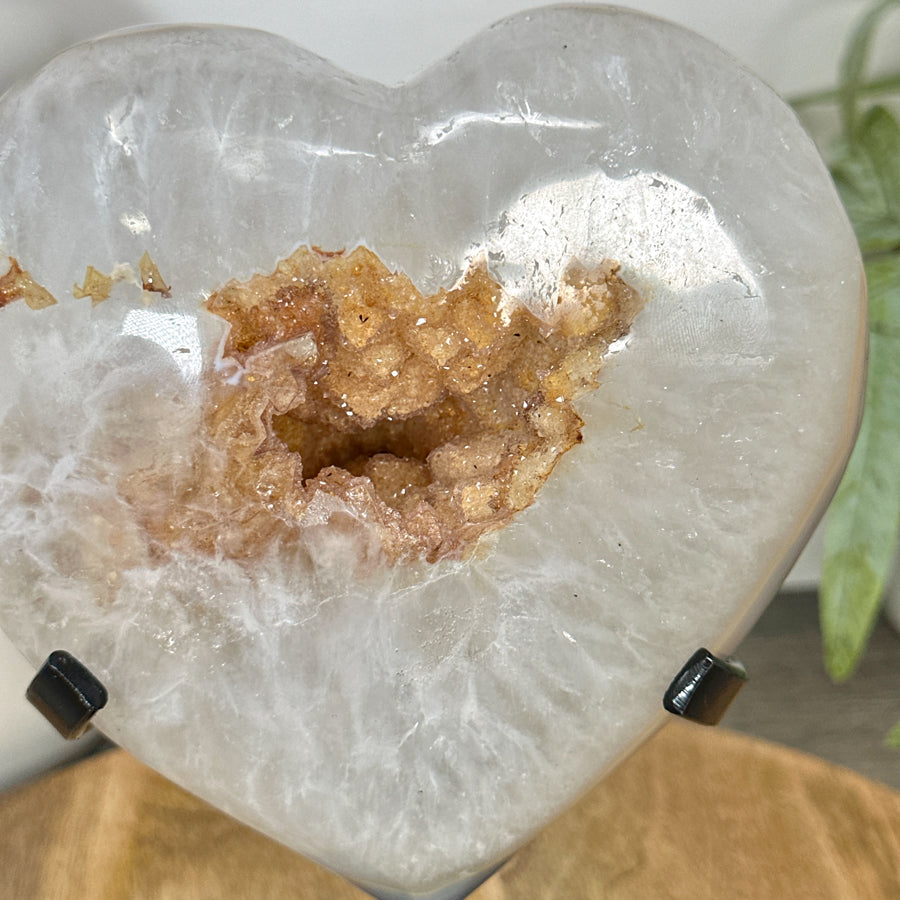Gelbe Quarz-Druzy-Herzskulptur mit funkelnder Druzy-Oberfläche und transparenter Kristallbildung