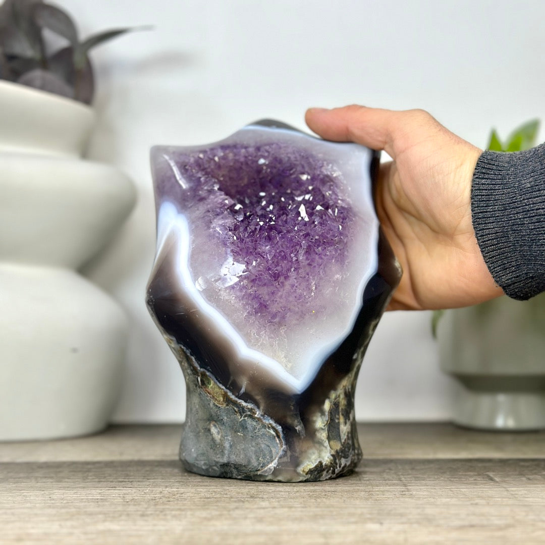 Amethyst-Skulptur mit einzigartiger Kristallarchitektur und Quarz-Einschlüssen