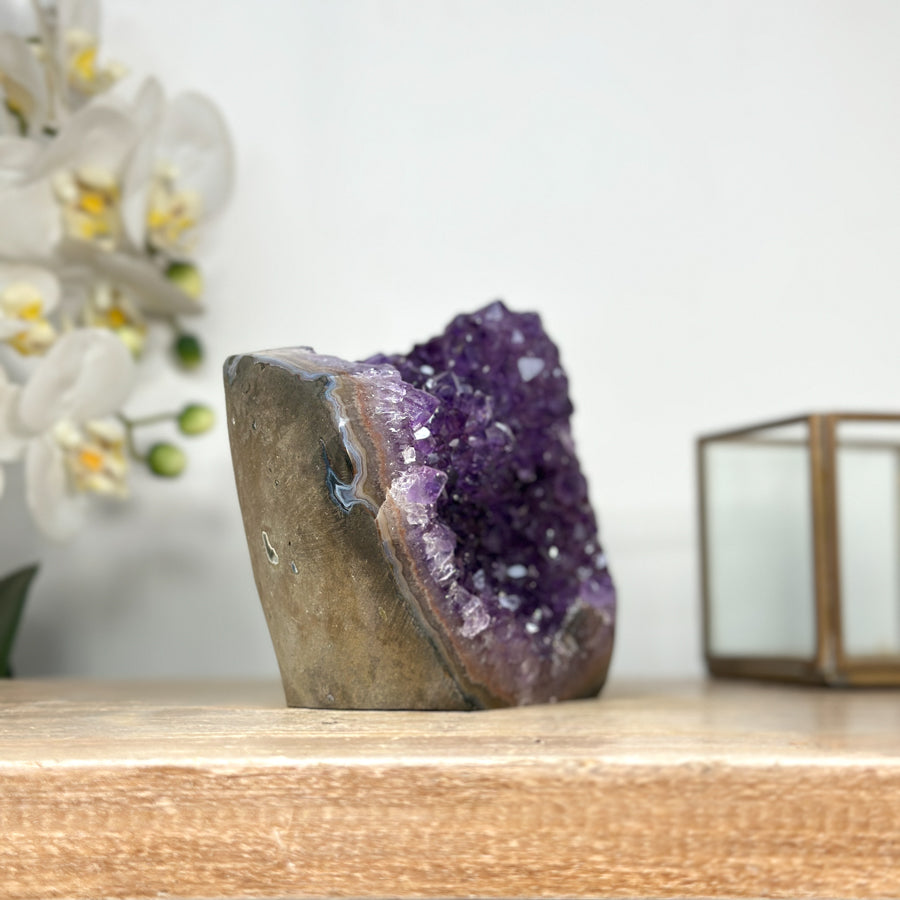 Amethyst-Cluster mit intensiv tiefvioletten Kristallspitzen und klarer Struktur