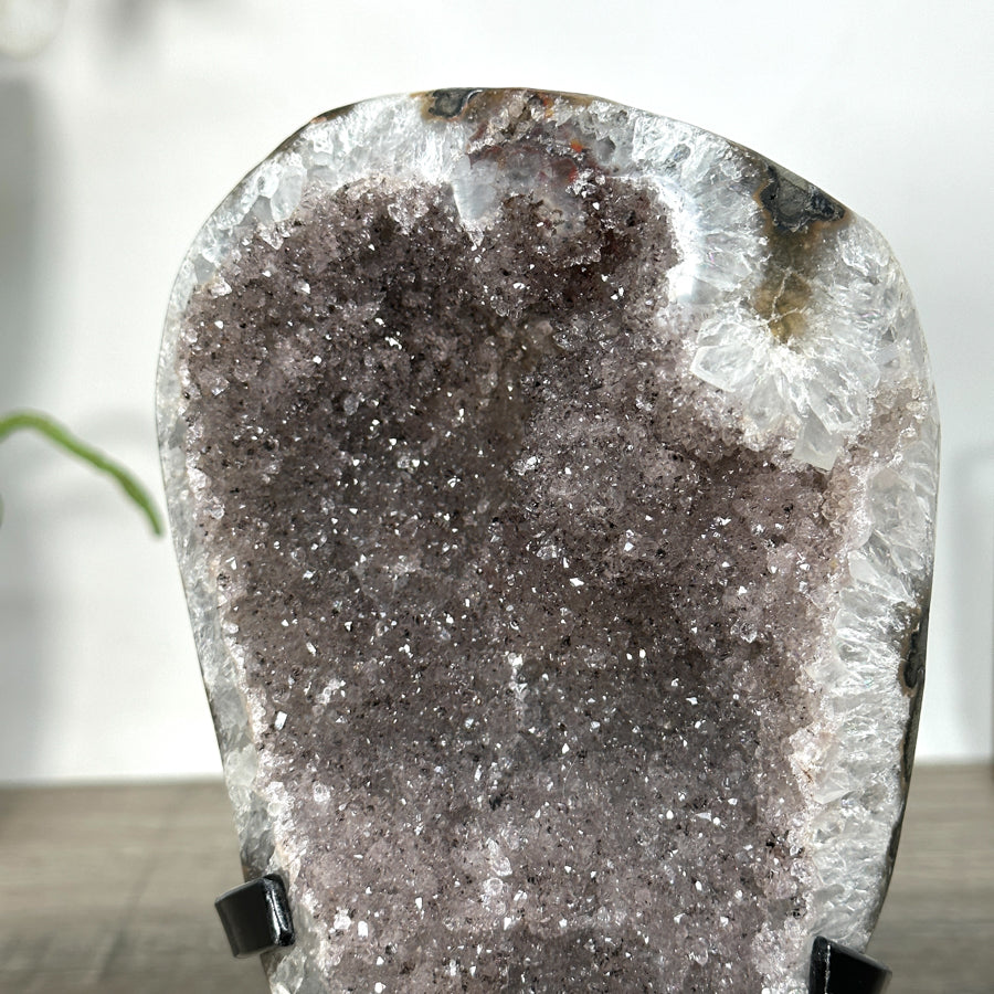 Amethyst-Geode mit grau getönter, dichter Kristallstruktur