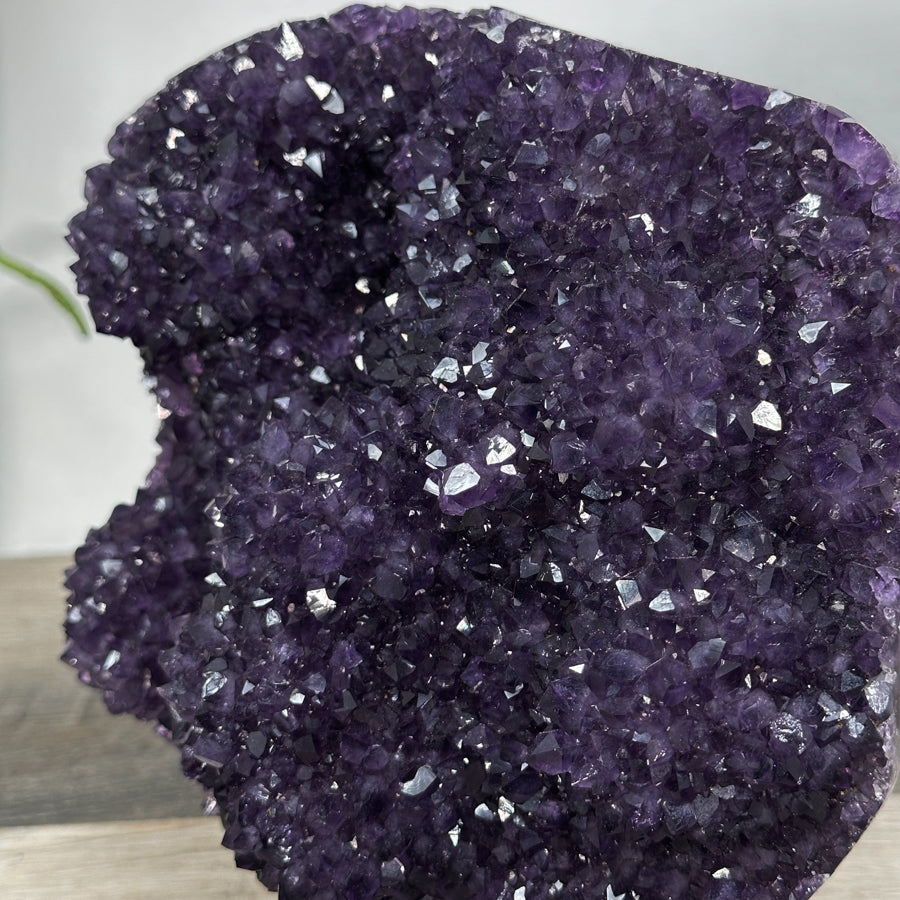 Amethyst-Cluster mit dicht gewachsener, tiefvioletter Kristallstruktur, in exklusiver Premiumqualität