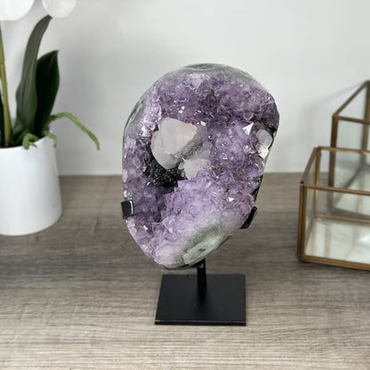 Amethyst-Kristallcluster mit plastisch ausgeformter Kalzit-Struktur