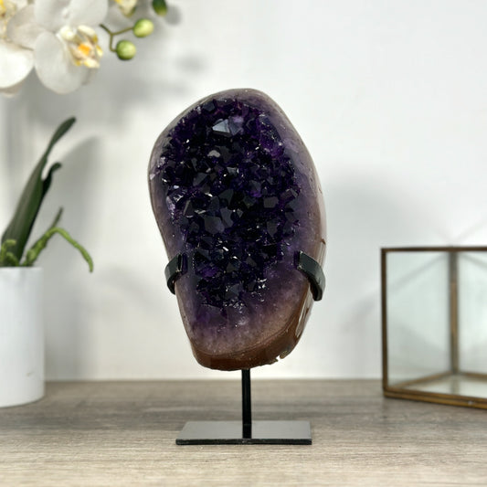 Amethyst-Kristallcluster mit großflächig reflektierender Kristallzone