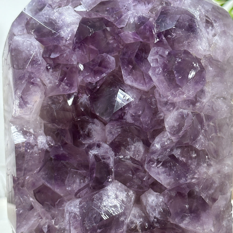 Amethyst-Obelisk mit großkristalliner Oberflächenstruktur