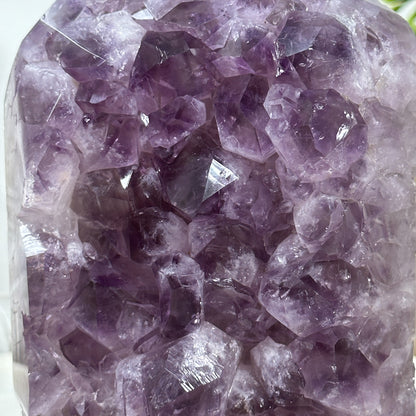 Amethyst-Obelisk mit großkristalliner Oberflächenstruktur