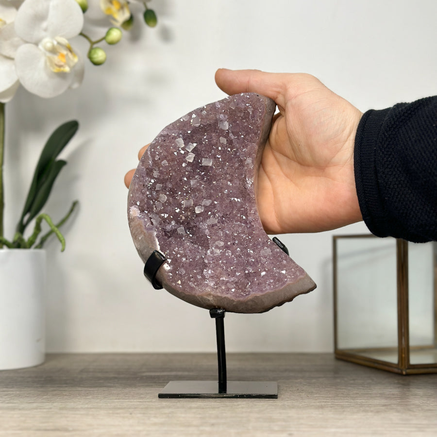 Amethyst-Mond in zartem Farbton mit natürlicher Kristallstruktur