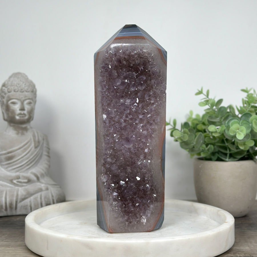 Blaugebänderter-Achat-Amethyst-Obelisk mit markanter Mineralienstruktur