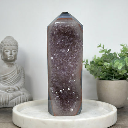 Blaugebänderter-Achat-Amethyst-Obelisk mit markanter Mineralienstruktur