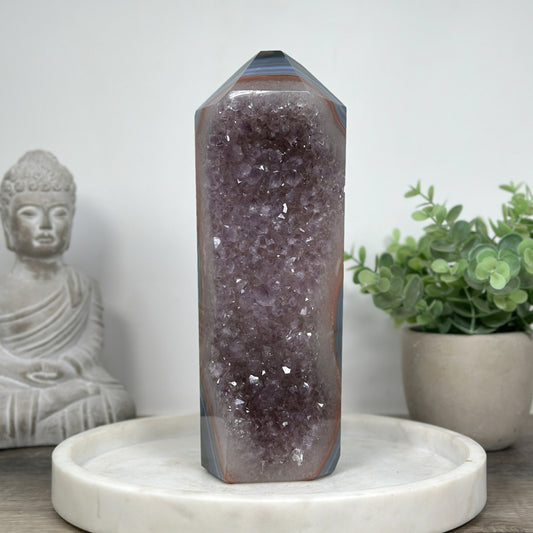 Blaugebänderter-Achat-Amethyst-Obelisk mit markanter Mineralienstruktur