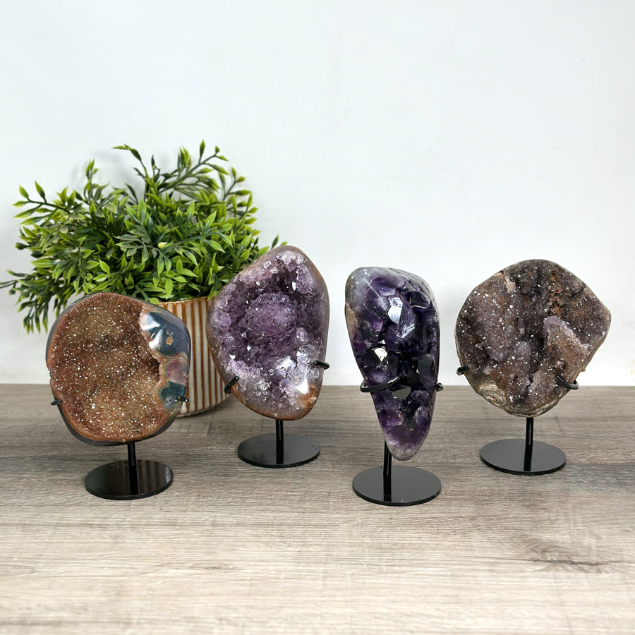 Kristallenskulpturen-Set 4-teilig, aus Naturstein mit facettenreicher Mineralstruktur