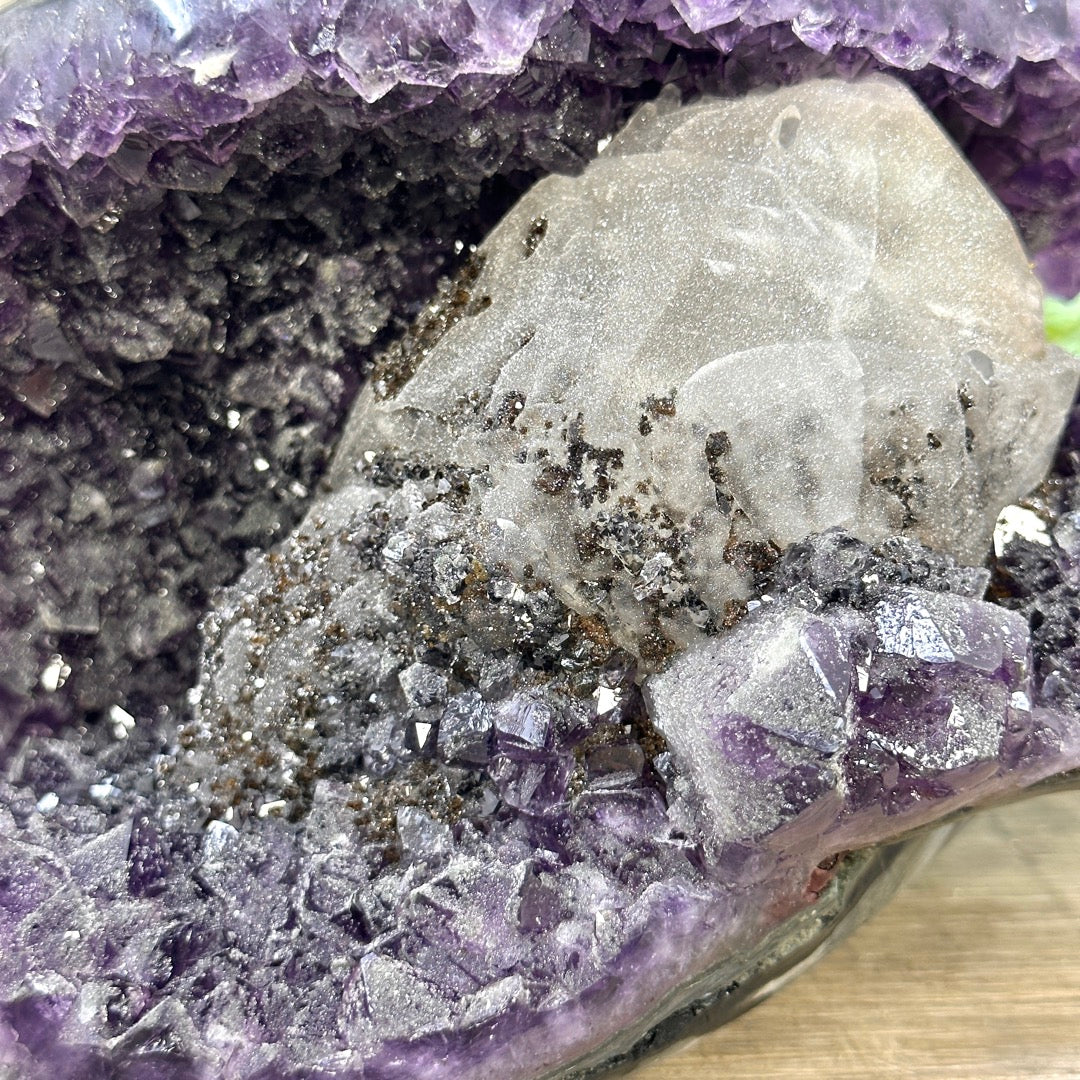 Amethyst-Geode mit zuckerquarzartiger Kristallbeschichtung und Kalzitformation