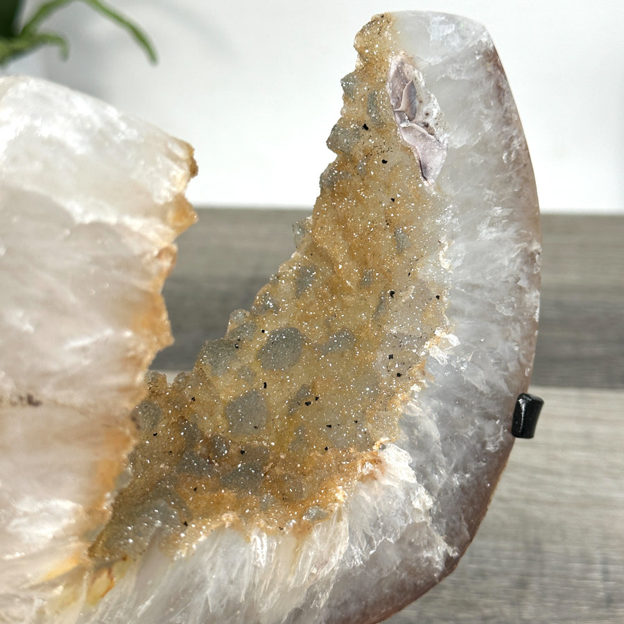 Quarz-Kristall mit gelblicher Farbnuance und feiner Kristallstruktur