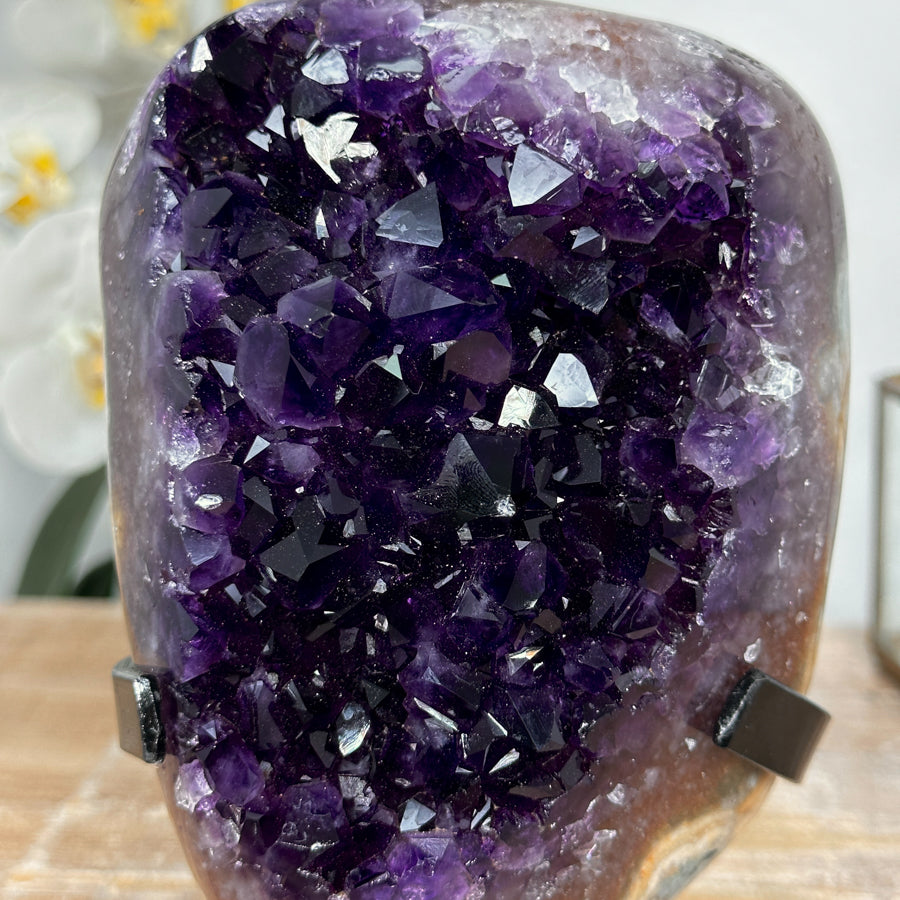 Amethyst-Kristallcluster mit wunderschöner Jaspis-Schale