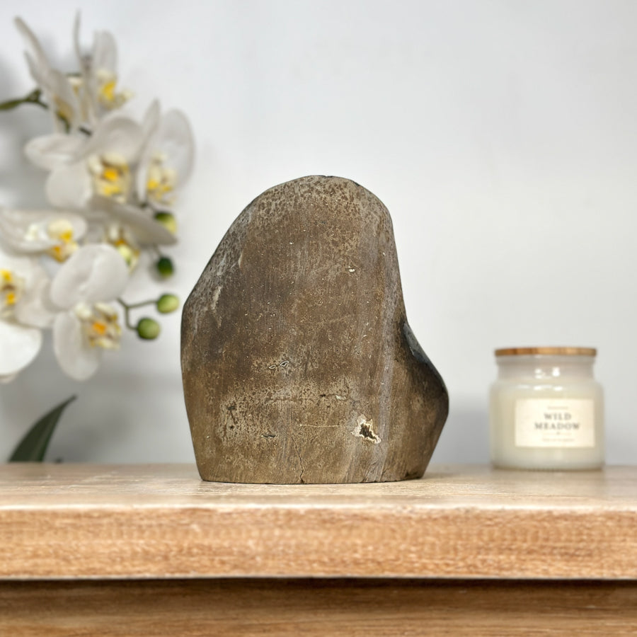 Amethyst-Druse mit tief ausgeprägter, architektonischer Kristallkammer