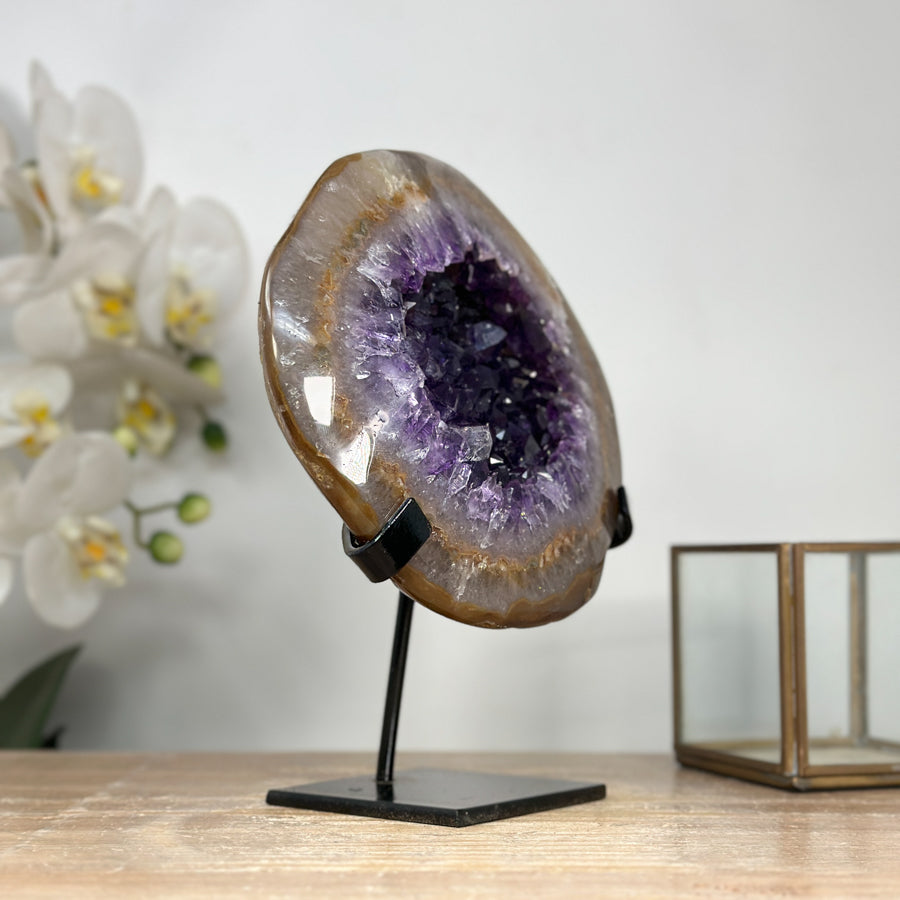 Amethyst-Geode mit goldfarbener Randstruktur