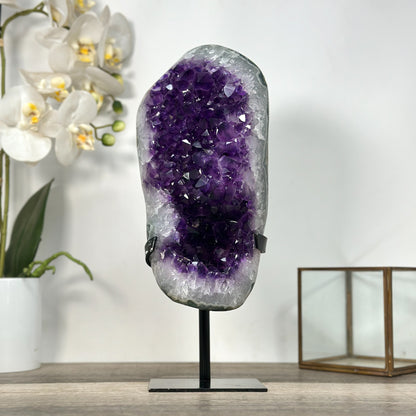 Amethyst-Formation groß mit massiv wirkender, kompakter Kristallstruktur