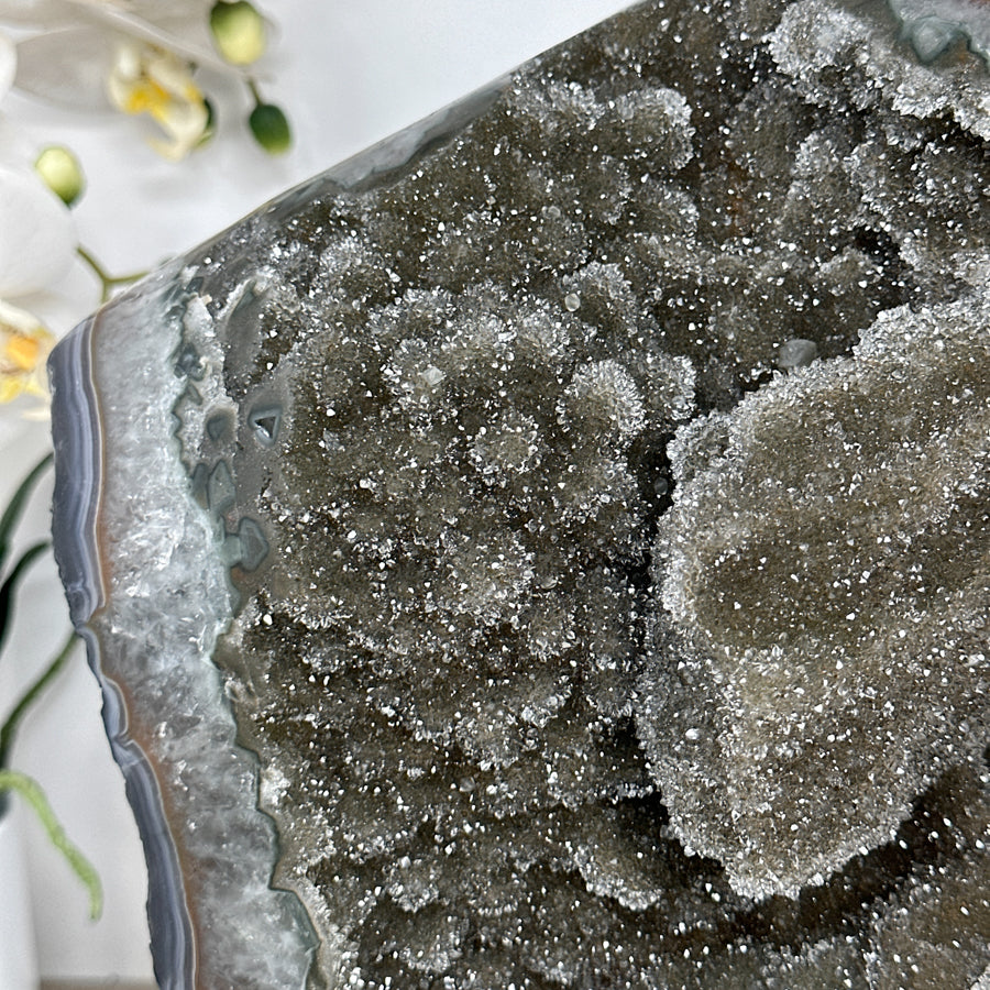 Grünes Quarz-Druzy-Exemplar mit fein kristalliner Oberfläche, in exklusiver Premiumqualität