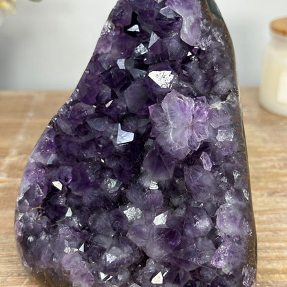 Amethyst-Druse mit dicht gewachsener Kristallfläche und violetten Kristallspitzen