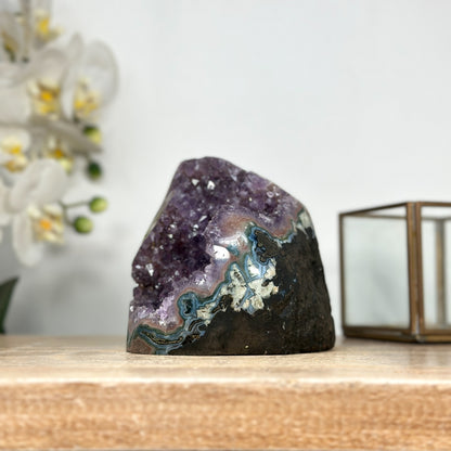 Amethyst-Druse mit Jaspis-Schale und kontrastreicher Matrixstruktur