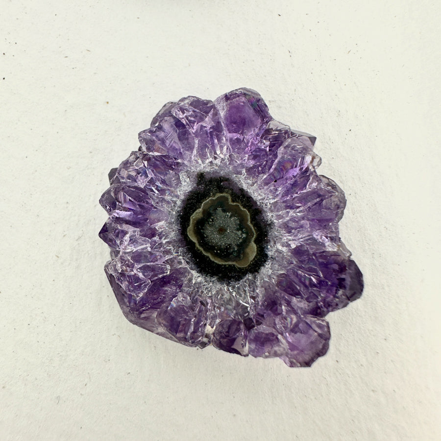 Amethyst-Grünjaspis-Stalaktiten-Scheiben mit farbintensiver Mineralstruktur