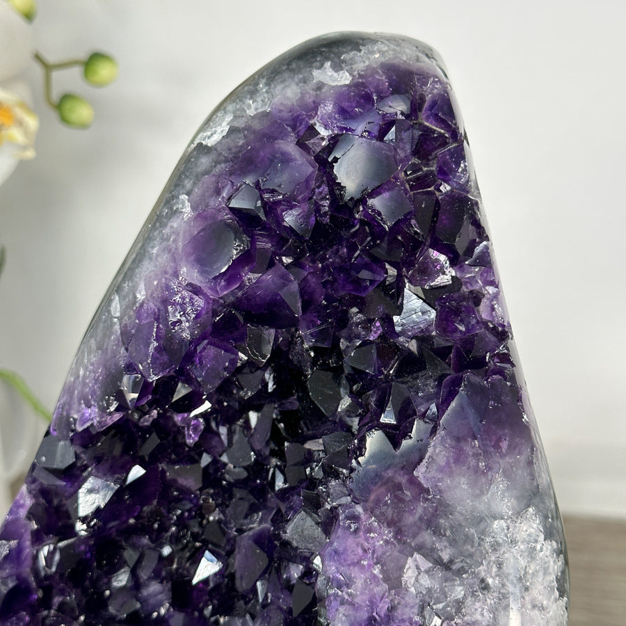 Amethyst-Kristallcluster mit intensiv dunkler Purpurzone