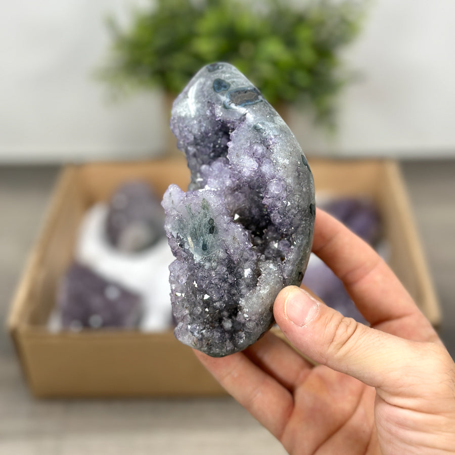 Mineralien-Ensemble mit natürlicher Struktur und ausgewogener Kristallausbildung