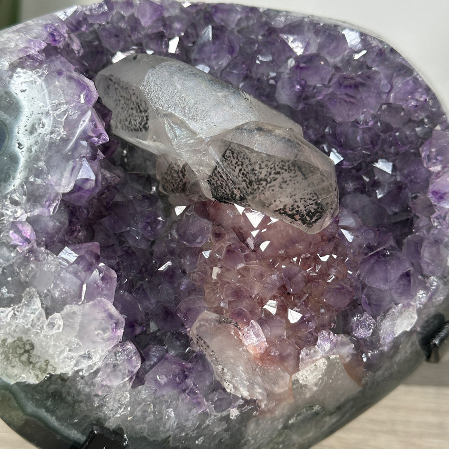 Amethyst-Geode mit Kalzitformation und kontrastreicher Kristallstruktur