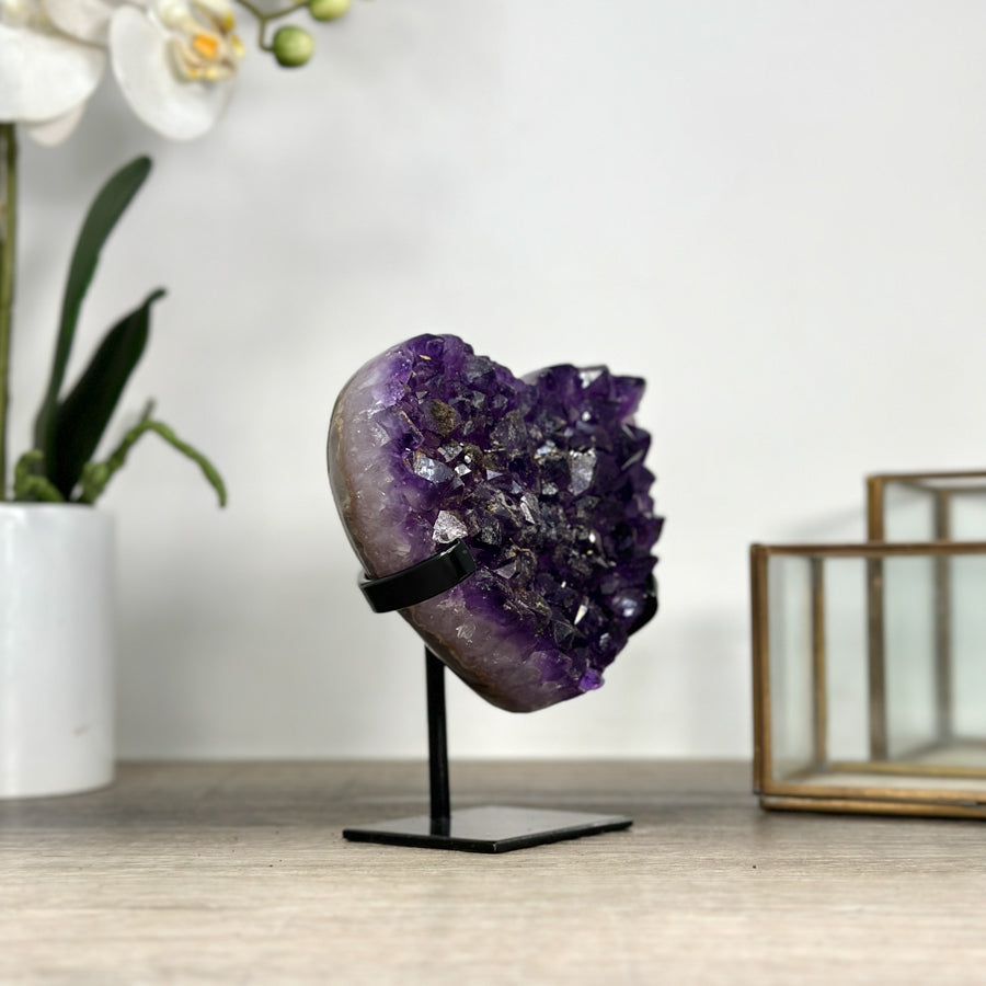 Amethyst-Kristallherz mit eingelagerten Kalzitformationen und kontrastreicher Kristallstruktur