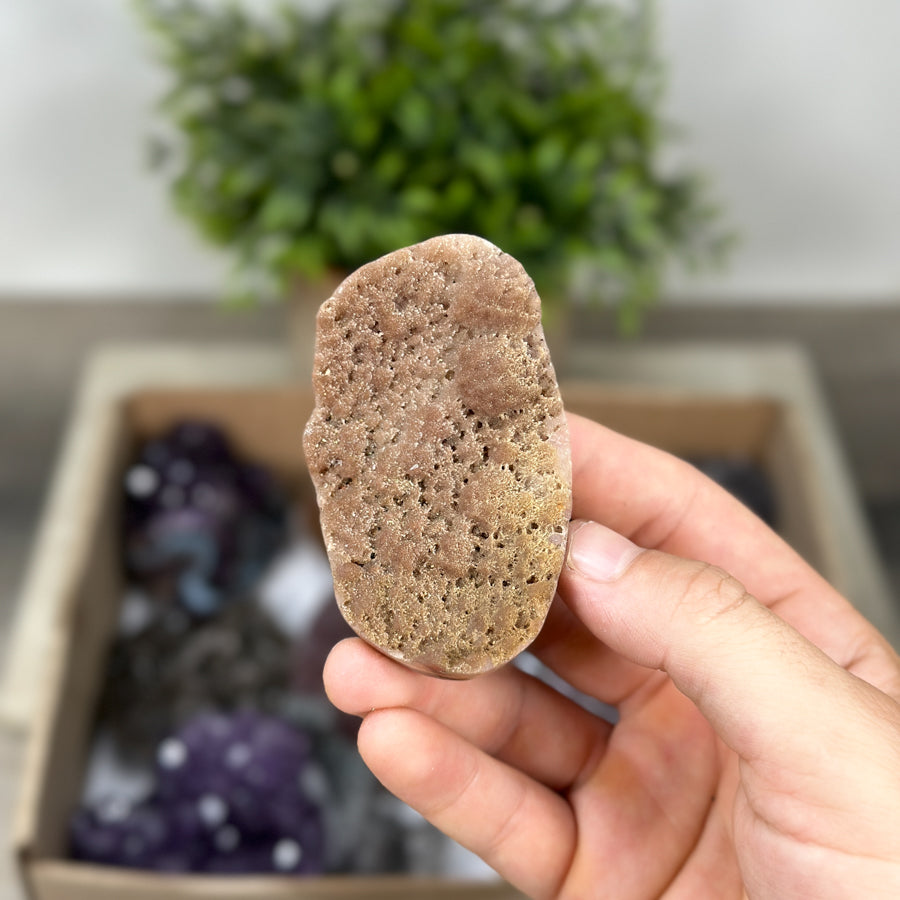 Mineralien-Ensemble mit funkelnden Mineralspitzen