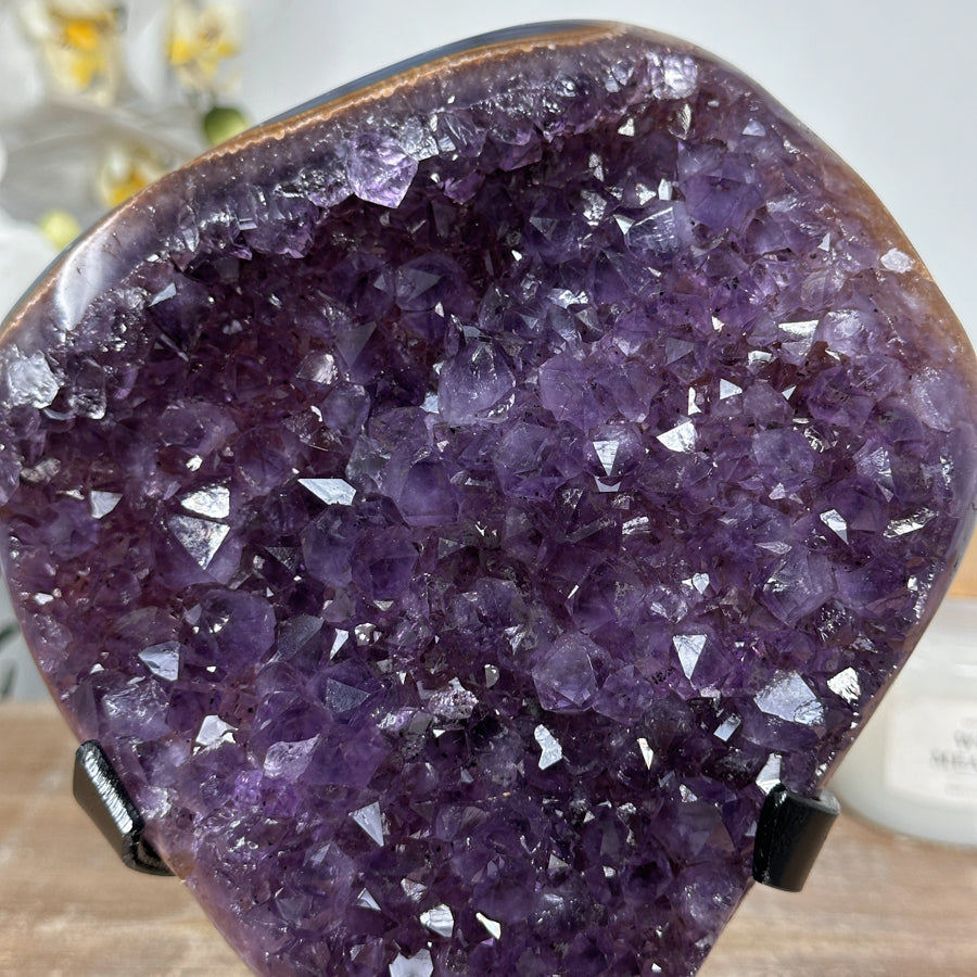 Amethyst-Cluster mit Achat- und Jaspis-Schale, in exklusiver Premiumqualität