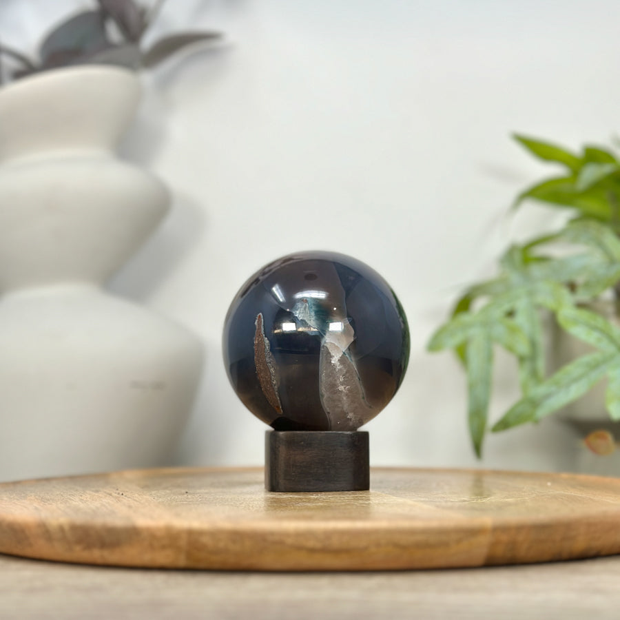 Quarz-Sphäre mit reicher Achat-Formation und sanften Verläufen