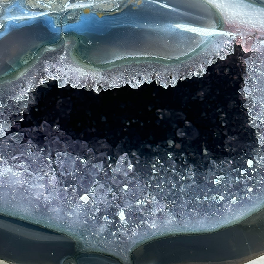 Amethyst-Geode mit polierter Achat-Schale und klarer Kristallstruktur
