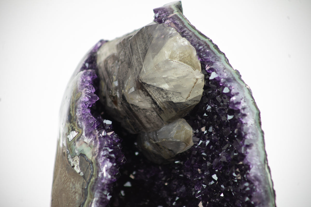 Amethyst-Geode groß mit markanter Kalzit-Einlagerung, in exklusiver Premiumqualität