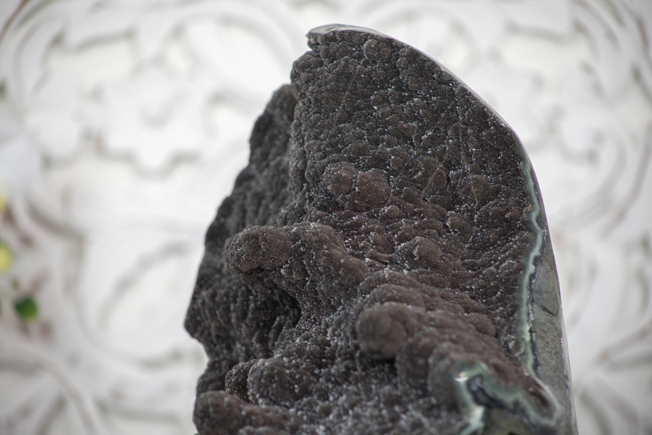 Schwarze Amethyst-Kathedrale XXL mit ausgeprägter dunkelvioletter Kristallzone, in hochwertiger Naturqualität