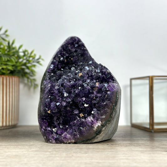 Amethyst-Kathedrale mit tiefvioletter Kristallfläche in hochwertiger Naturqualität