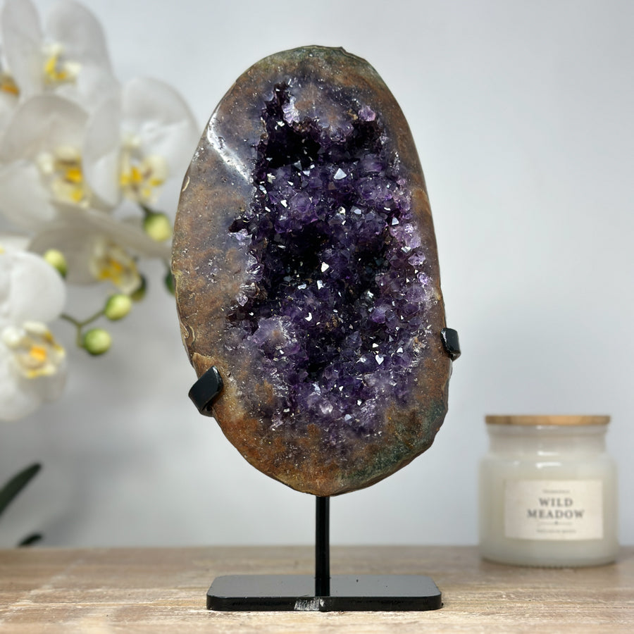 Amethyst-Achat-Geode mit natürlicher Mineralstruktur