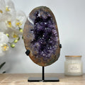 Amethyst-Achat-Geode mit natürlicher Mineralstruktur