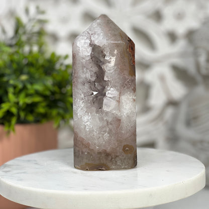 Naturstein-Geoden-Obelisk mit kristallinem Innenzentrum