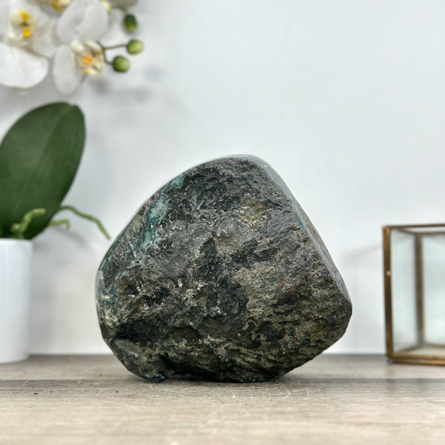 Amethyst-Geode mit intensiv tiefvioletter Kristallstruktur