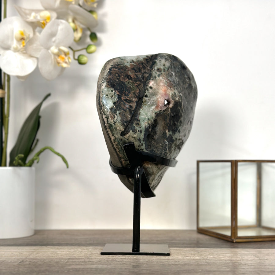 Amethyst-Geode mit natürlich eingebetteter Jaspis-Matrix