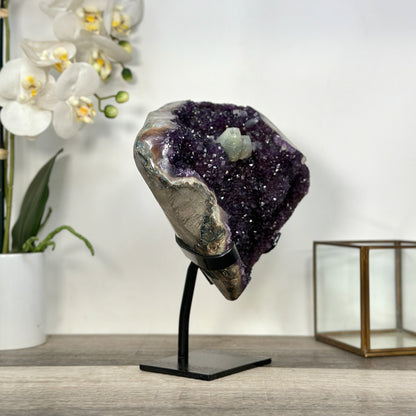 Amethyst-Kristall mit plastischer Kalzitformation und klarer Kristallstruktur
