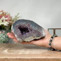 Amethyst-Geode mit lebendig schimmernder, violetter Kristallstruktur