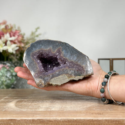 Amethyst-Geode mit lebendig schimmernder, violetter Kristallstruktur