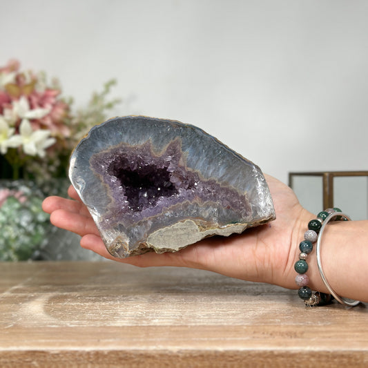 Amethyst-Geode mit lebendig schimmernder, violetter Kristallstruktur