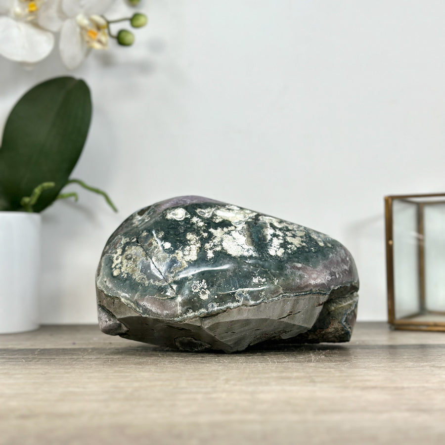 Amethyst-Geode mit polierter Randfläche und natürlicher Kristallstruktur